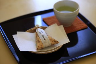【茶のちもと】もっちり食感で人気の銘菓と日本茶をどうぞ