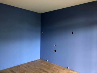 客室の壁に色が付きました。